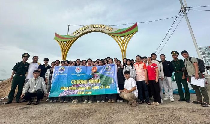 30 học sinh Trường THCS-THPT Thạnh An trước khi lên đường vào đất liền tham gia kỳ thi tốt nghiệp THPT.
