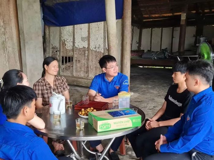 Tỉnh đoàn Hà Tĩnh tặng quà và động viên tinh thần sĩ tử trước ngày thi tốt nghiệp.