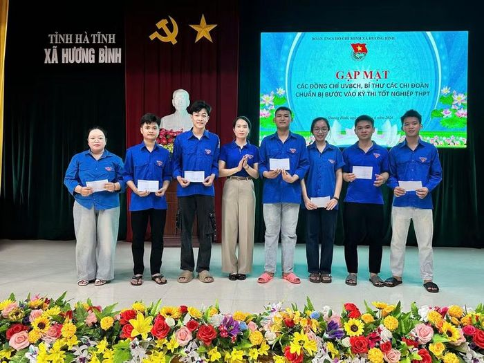 Các cấp đoàn cơ sở chủ động huy động nguồn lực xã hội trao nhiều suất quà đến học sinh vùng khó.