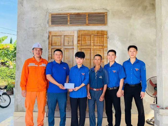 Tỉnh đoàn Hà Tĩnh phối hợp các đơn vị, doanh nghiệp trao quà cho 40 học sinh có hoàn cảnh khó khăn tại nhiều địa phương.