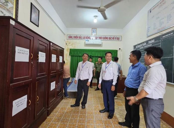 Ông Nguyễn Văn Khởi, Phó Chủ tịch UBND thành phố, Trưởng BCĐ thi TP Cần Thơ, cùng đoàn kiểm tra tại điểm thi Trường THCS Nguyễn Trãi (phường Ngã Bảy).