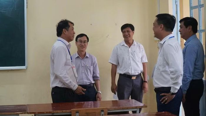 Ông Nguyễn Văn Khởi, Phó Chủ tịch UBND thành phố, Trưởng BCĐ thi TP Cần Thơ, cùng đoàn kiểm tra tại khu vực phòng thi.
