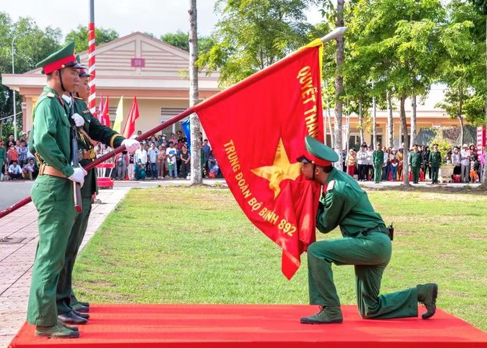 Đại diện chiến sĩ mới tuyên thệ và thực hiện nghi thức hôn quân kỳ.