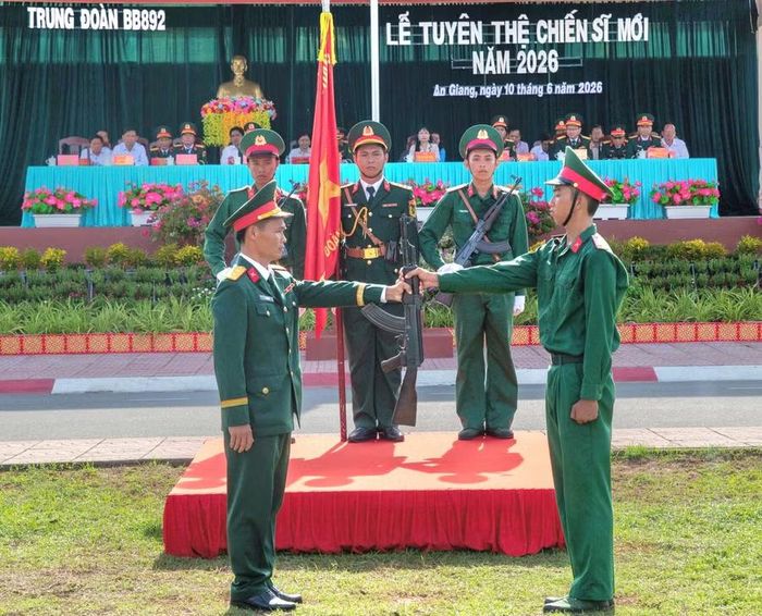 Thực hiện nghi thức giao - nhận súng.