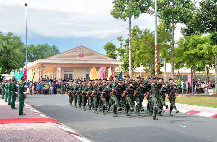 Duyệt đội ngũ.