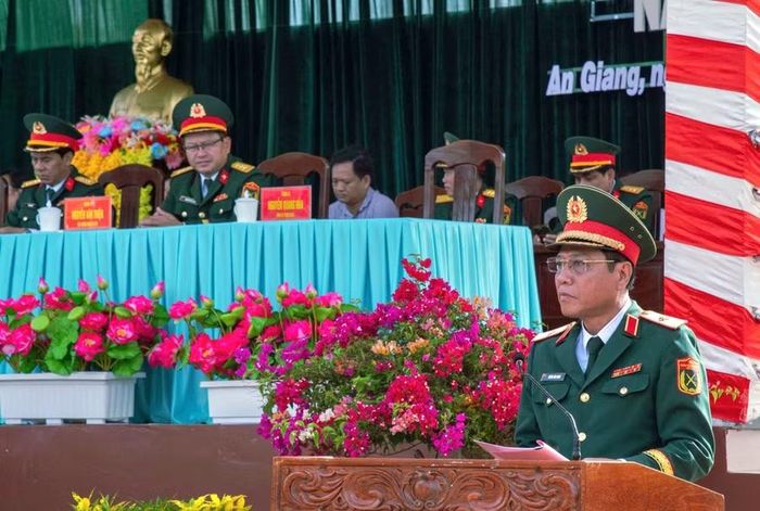 Thiếu tướng Huỳnh Văn Ngon, Phó Chính ủy Quân khu 9 phát biểu tại Lễ tuyên thệ chiến sĩ mới.