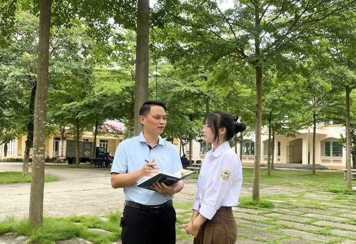 Em Hà Thanh Xuân (bên phải) trao đổi với phóng viên Báo GD&TĐ chiều 9/6/2026.