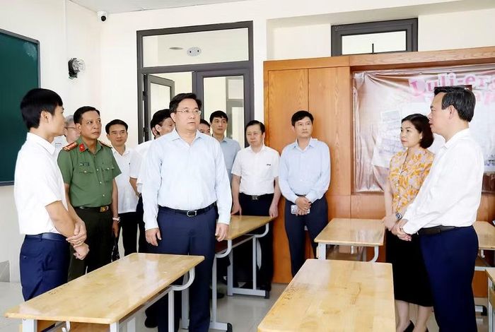 Ông Trần Duy Đông - Chủ tịch UBND tỉnh kiểm tra cơ sở vật chất phòng thi tại Điểm thi Trường THPT Chuyên Hùng Vương (ảnh Huyền Trang).