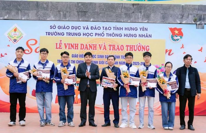 Lãnh đạo Trường THPT Hưng Nhân vinh danh thầy Trần Quang Tiềm (người đứng giữa) cùng đội tuyển môn Toán tại kỳ thi học sinh giỏi cấp tỉnh. Ảnh: NVCC