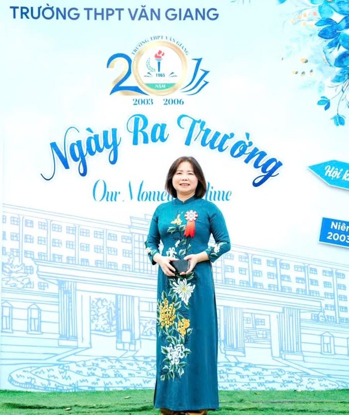 Cô Nguyễn Thị Hồng Ngân, Hiệu trưởng Trường THPT Văn Giang mong các em giữ gìn sức khỏe, bình tĩnh và quyết tâm trong từng bài thi