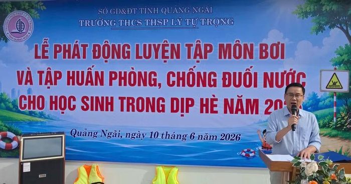 Ông Phạm Đức Phước, Hiệu trưởng nhà trường phát biểu tại lễ phát động.
