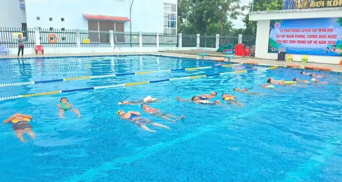 Học sinh được hướng dẫn các kỹ năng an toàn dưới nước.