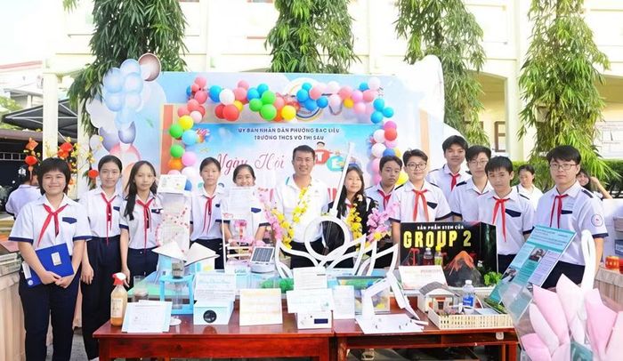 Thầy Hồ Thanh Tùng chụp ảnh cùng học trò trong Ngày hội STEM ở trường.