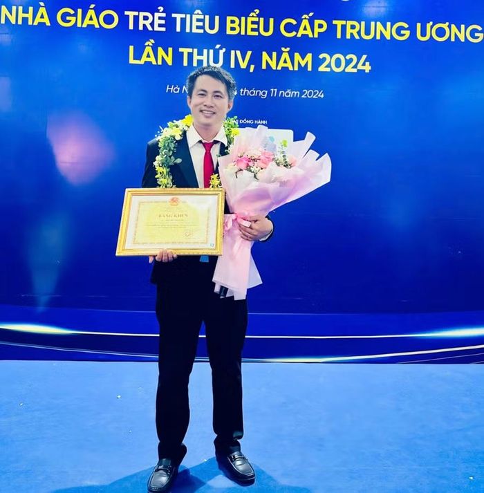 Thầy Hồ Thanh Tùng tại lễ tuyên dương Nhà giáo trẻ tiêu biểu cấp Trung ương năm 2024.