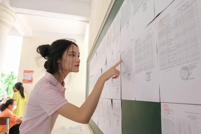 Thí sinh kiểm tra lại thông tin dự thi.