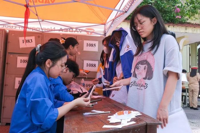 Tình nguyện viên hỗ trợ thí sinh dự thi gửi đồ.