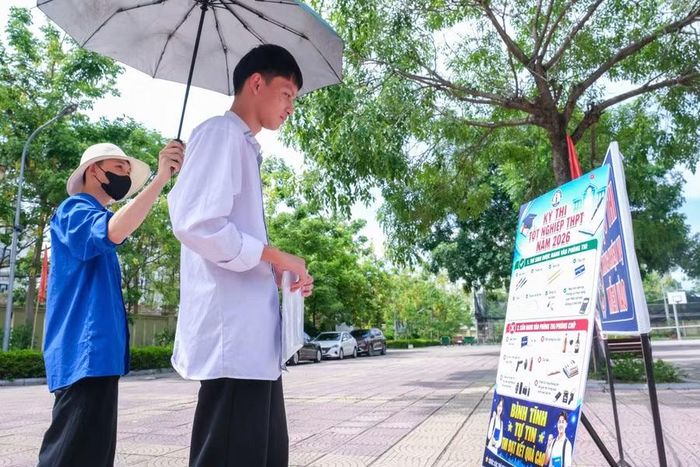 Tình nguyện viên hỗ trợ thí sinh đến làm thủ tục dự thi.