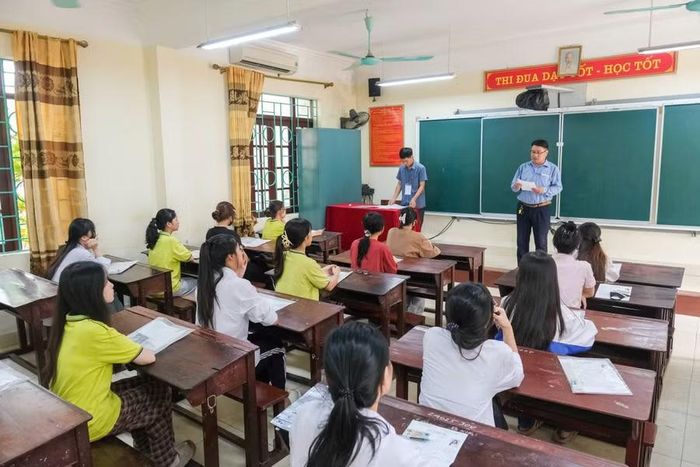 Thí sinh nghe phổ biến quy chế, kiểm tra lại thông tin cá nhân.