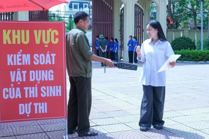 Thí sinh đến làm thủ tục tại Điểm thi Trường THPT Hàn Thuyên.