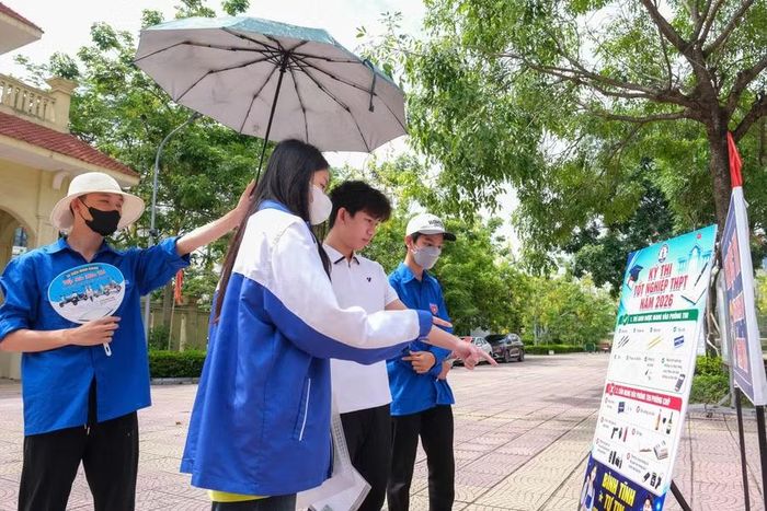 Tình nguyện viên hỗ trợ thí sinh đến làm thủ tục dự thi.