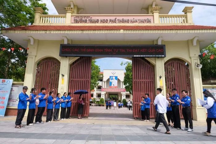Tình nguyện viên, lực lượng chức năng động viên thí sinh đến làm thủ tục dự thi.