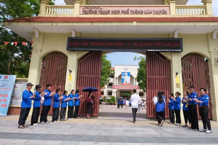 Thí sinh có mặt sớm tại Điểm thi để làm thủ tục dự thi.