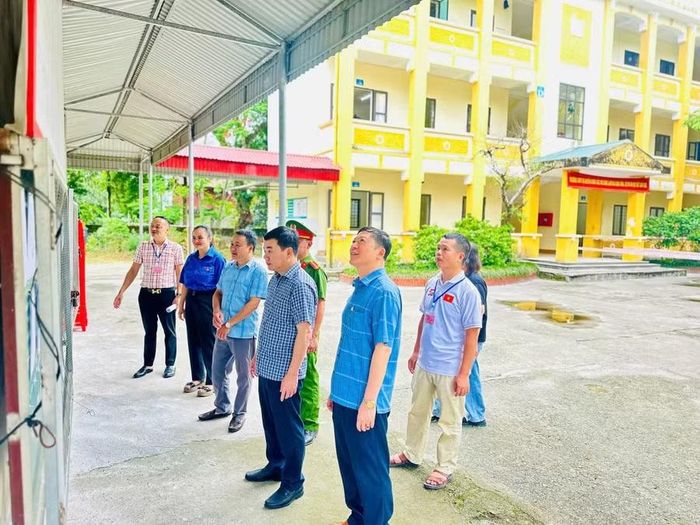Đoàn kiểm tra công tác chuẩn bị thi tốt nghiệp tại xã Vị Xuyên.