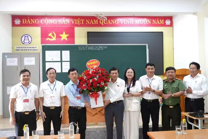Lãnh đạo tỉnh tặng hoa động viên lực lượng làm nhiệm vụ.