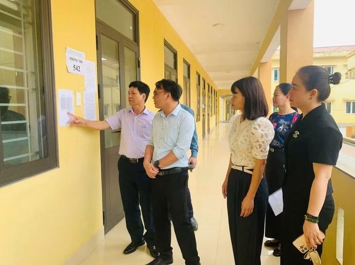 Lãnh đạo UBND xã Cam Hồng kiểm tra tại Điểm thi.