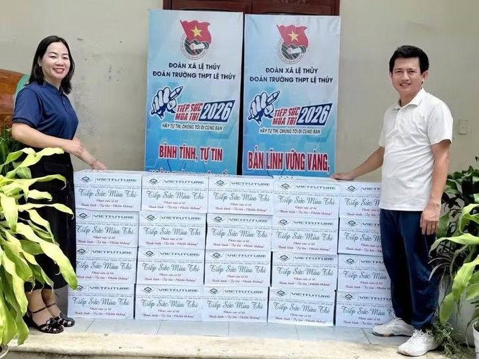 Những chai nước uống được các nhà hảo tâm gửi đến các điểm thi