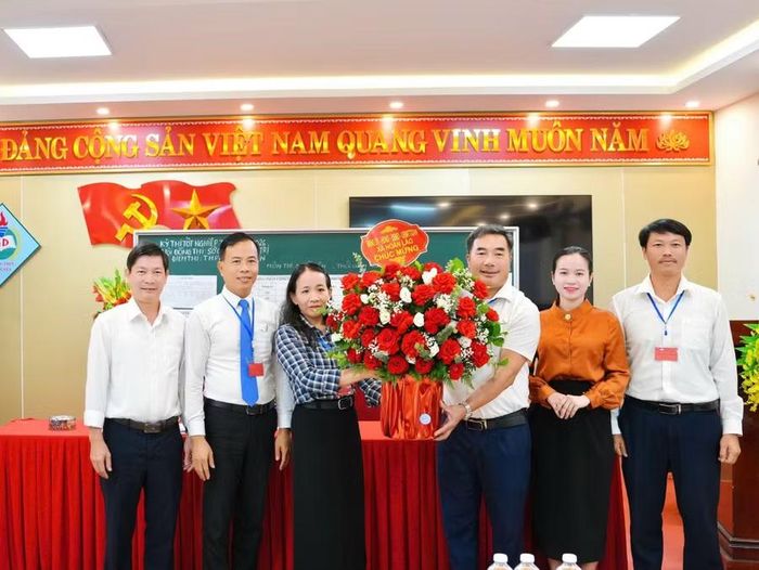 Lãnh đạo xã Hoàn Lão kiểm tra và động viên cán bộ làm nhiệm vụ thi tại Trường THPT Ngô Quyền.
