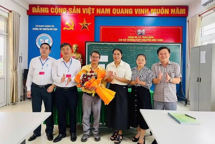 Lãnh đạo xã Triệu Bình kiểm tra và động viên Hội đồng coi thi tại Điểm thi Trường THPT Nguyễn Hữu Thận.