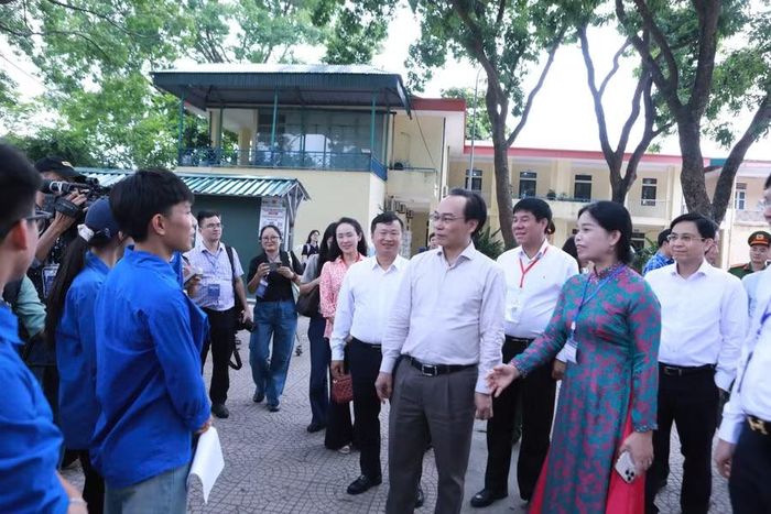 Bộ trưởng hỏi thăm, động viên lực lượng thanh niên tình nguyện tại Điểm thi.