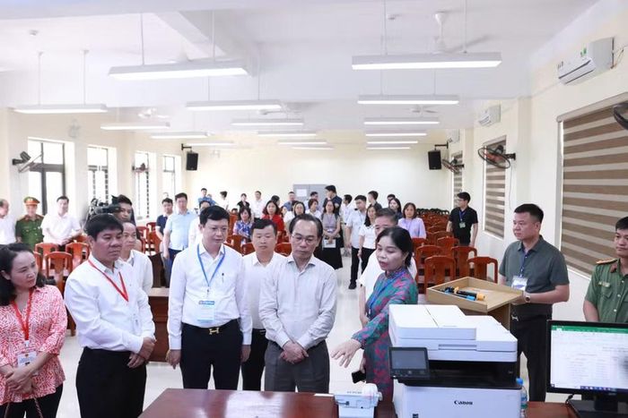 Bộ trưởng và đoàn công tác làm việc tại Điểm thi Trường THPT Nguyễn Du - Thanh Oai.