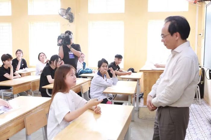 Bộ trưởng động viên thí sinh tại Điểm thi Trường THPT Nguyễn Du - Thanh Oai.