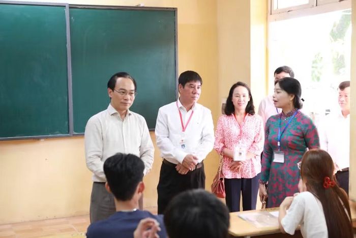 Bộ trưởng động viên, dặn dò thí sinh trước Kỳ thi.