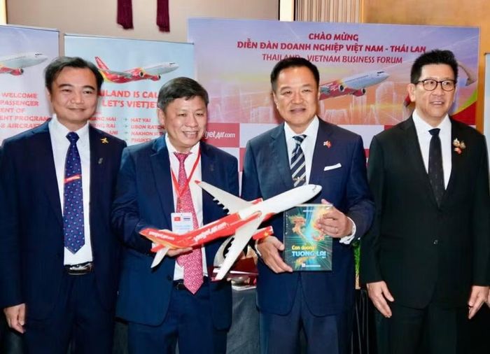 Việc giới thiệu bản tiếng Anh của cuốn sách được xem là một hoạt động giao lưu văn hóa, tri thức bên lề diễn đàn.
