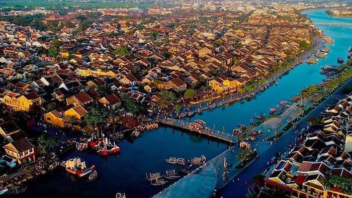 Hội An nằm yên bình bên dòng sông Hoài.