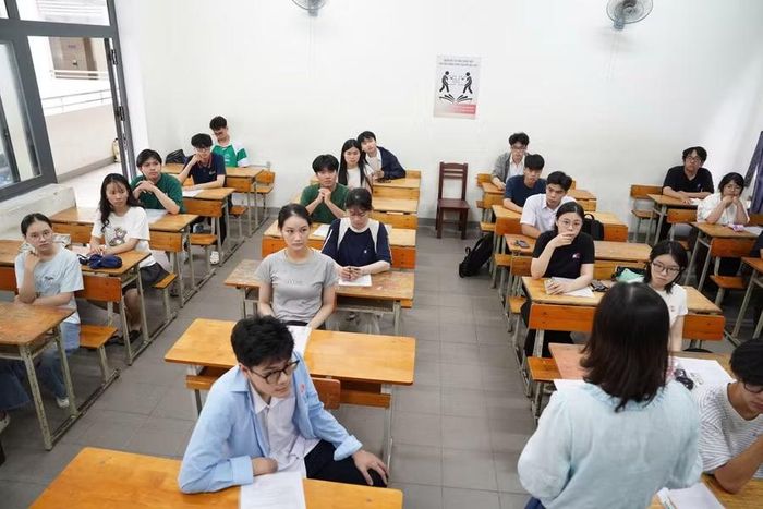 Thí sinh có mặt trong buổi phổ biến quy chế thi tại Điểm thi Trường THPT Phan Châu Trinh - Hải Châu (TP Đà Nẵng).