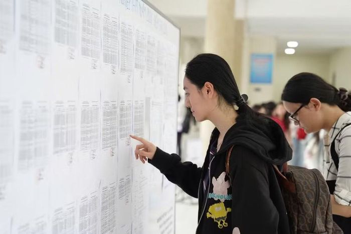 Thi sinh xem sơ đồ và danh sách phòng thi tại Điểm thi Trường THPT Phan Châu Trinh.