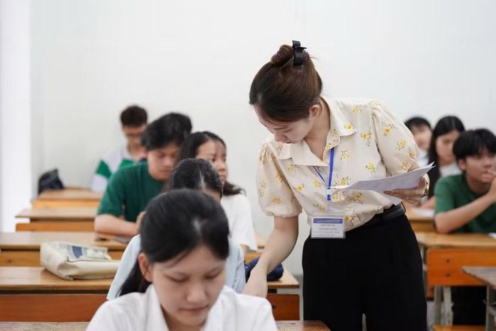 Cán bộ coi thi hướng dẫn thí sinh đối chiếu lại các thông tin cá nhân.