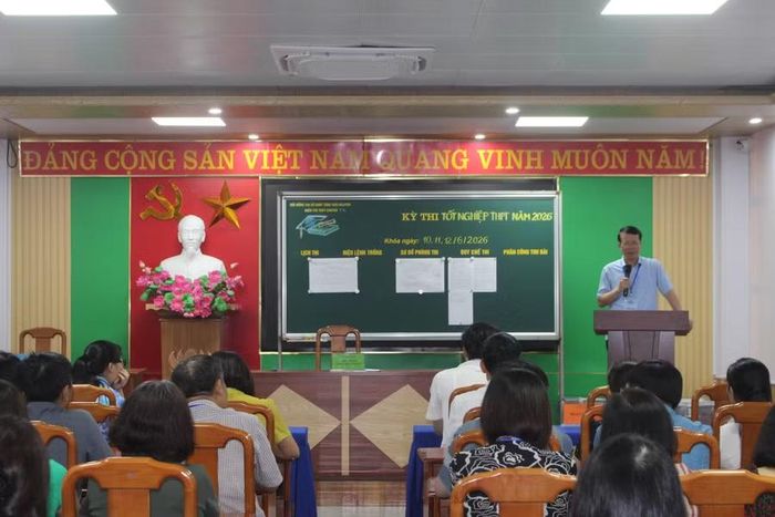 Lãnh đạo tỉnh Thái Nguyên động viên các cán bộ làm công tác thi tại Điểm thi Trường THPT Chuyên Thái Nguyên.
