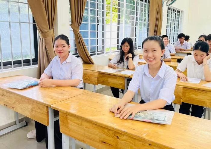  Thí sinh tại Điểm thi Trường THPT Võ Thị Sáu - Côn Đảo làm thủ tục dự thi. Ảnh: Thông tin Đặc khu Côn Đảo. 