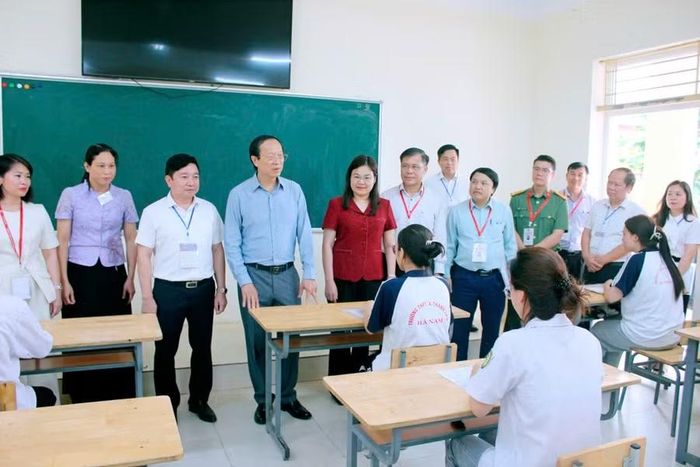 Thứ trưởng Phạm Ngọc Thưởng cùng đoàn công tác gặp gỡ, động viên thí sinh tại điểm thi Trường THPT A Thanh Liêm.