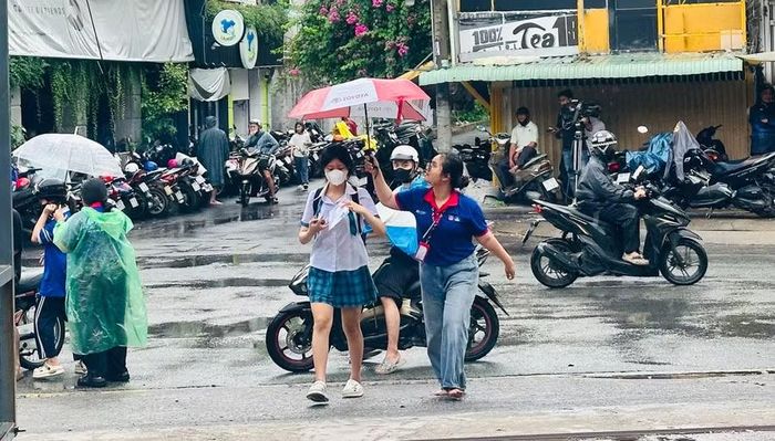 Sinh viên tình nguyện hỗ trợ thí sinh vào điểm thi Trường THPT Gia Định.