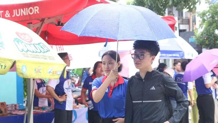 Tình nguyện che nắng cho thí sinh.
