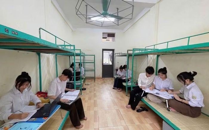 Các thí sinh nỗ lực ôn tập tại Ký túc xá Trường Phổ thông Dân tộc nội trú tỉnh Phú Thọ.