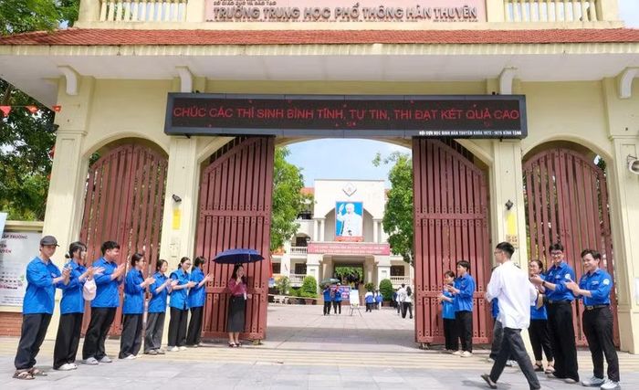 Lực lượng thanh niên tình nguyện luôn sẵn sàng, tiếp sức mùa thi cho thí sinh.