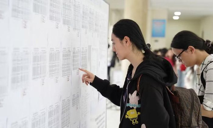 Thí sinh kiểm tra lại số báo danh, phòng thi.