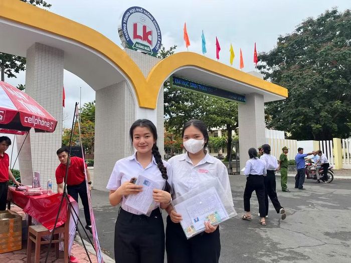 Thí sinh đến trường làm thủ tục dự thi.